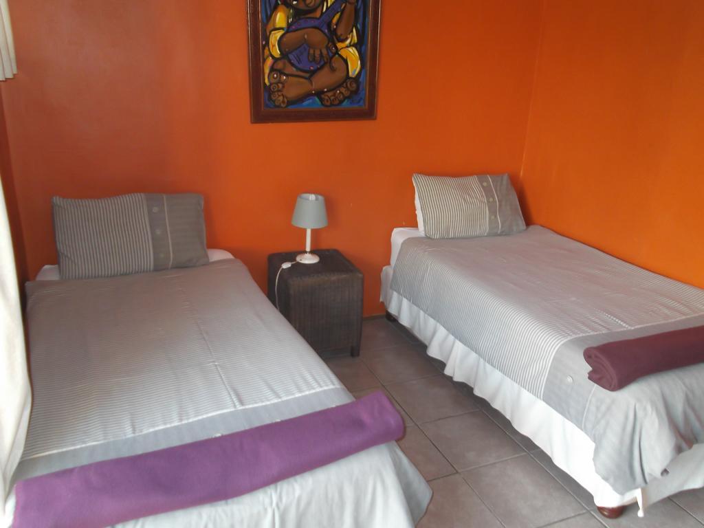 Jungle Monkey Backpackers Hostel Port Saint Johnʼs Buitenkant foto